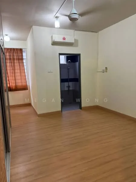 Room features: light wood laminate flooring, white painted walls, ceiling fan, 1 wall-mounted split AC, window with orange curtains, door leading to bathroom, recessed ceiling lights; style: modern.