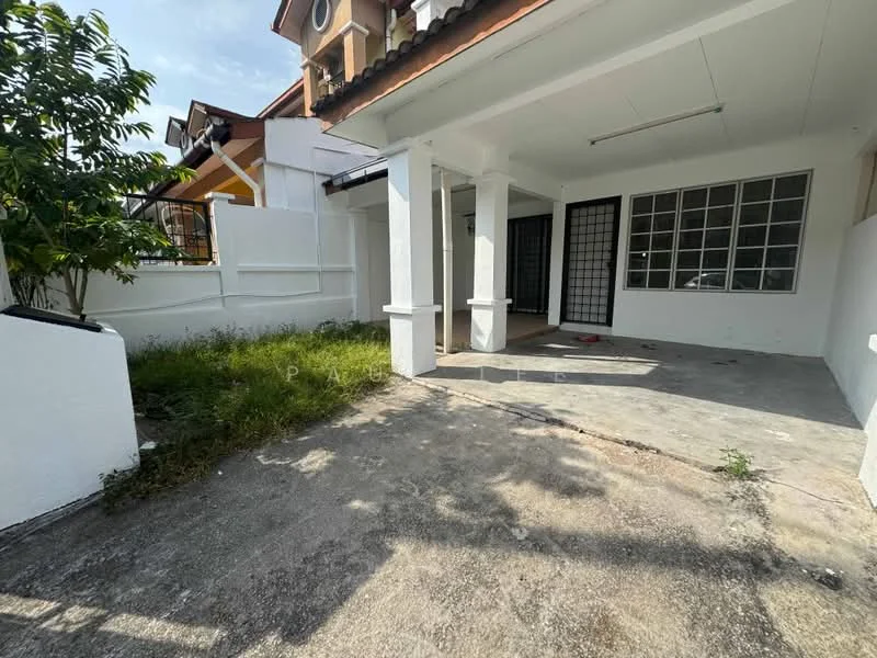 Exterior type: semi-detached house; features: white painted facade, concrete flooring, manicured lawn, mature trees, covered porch, sliding glass door, large windows, fenced perimeter, driveway, outdoor lighting; style: modern.