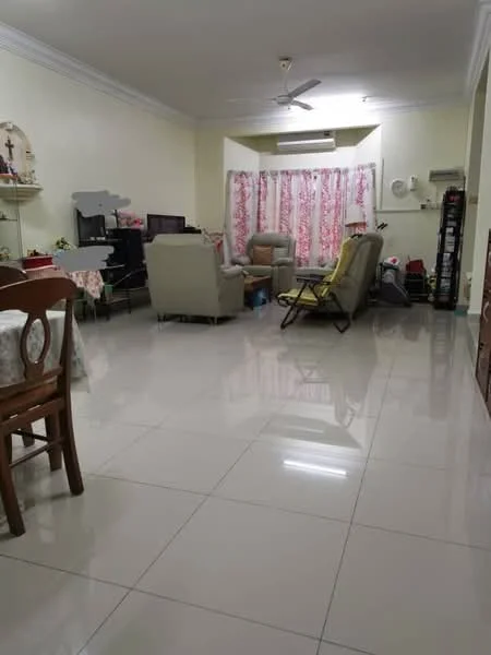 Living features: cream painted walls, white ceiling with crown moulding, glossy ceramic tile flooring, 5-blade ceiling fan, large window with sheer curtains, two armchairs in light fabric, recliner chair, computer desk with monitor, dining table with floral tablecloth, decorative wall shelf, wall-mounted air conditioning unit; style: modern.