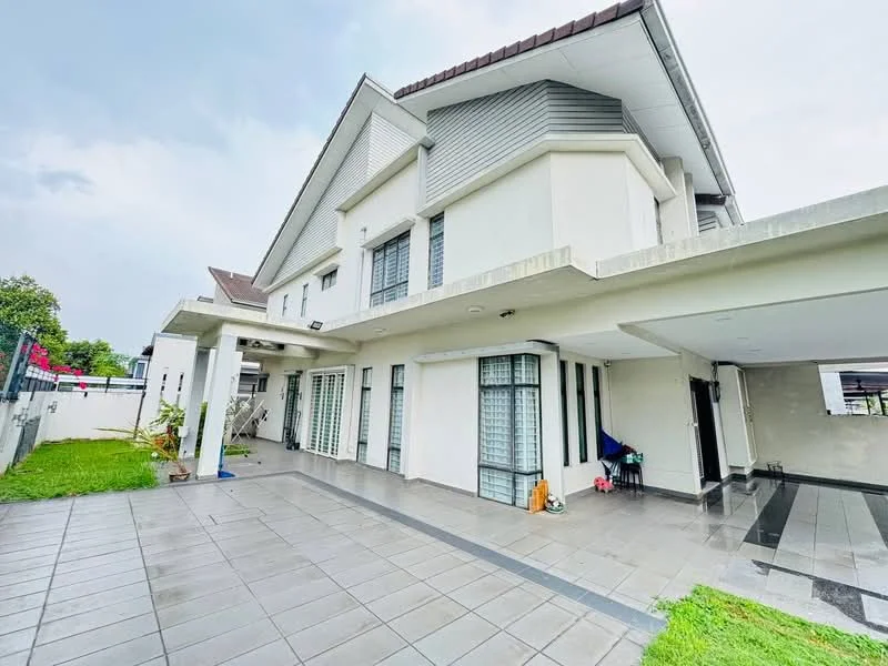 Exterior type: detached bungalow; features: white painted facade, grey cladding, flat roof, approximately 2-storey, manicured lawn, paved driveway, large windows, covered porch, outdoor seating area, fenced perimeter; style: modern.