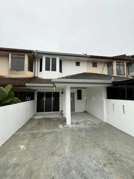 Exterior type: linked terrace house; features: white painted facade, flat roof, single-storey, concrete driveway, manicured landscaping, front porch, sliding glass doors, windows with black frames; style: modern.