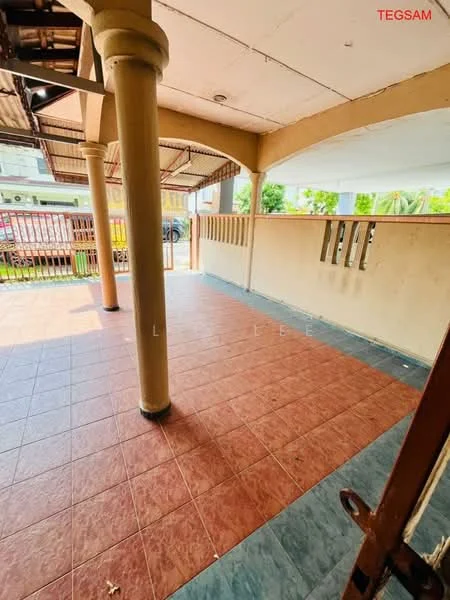 Exterior type: linked terrace house; features: tiled flooring in brown and blue, two columns supporting the roof, covered porch area, fenced boundary, open space in front, access to street view; style: traditional.