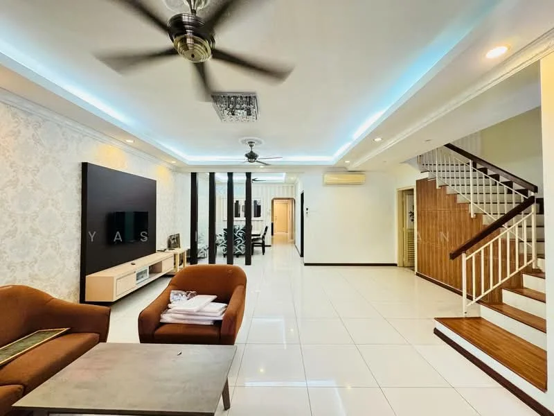Living features: white painted walls, ceiling with recessed LED lighting, 5-blade ceiling fan with light, large floor tiles, wall-mounted TV, light wooden TV console, decorative wall panel, open layout, staircase with wooden railing, air conditioning unit; style: modern.