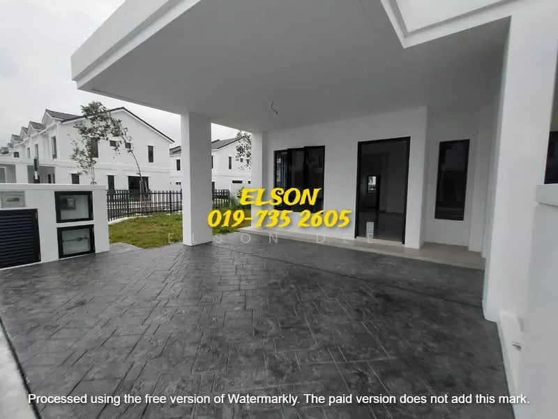 Exterior type: linked terrace house; features: white painted facade, flat roof, manicured lawn, stone-paved walkway, covered porch, fenced yard, multiple windows, modern architectural design; style: modern.