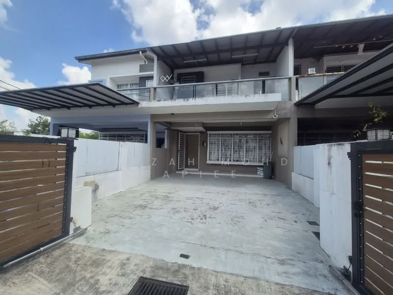 Exterior type: linked terrace house; features: two-storey building, white painted facade, metal roof, covered car porch, sliding gate, concrete driveway, balcony on upper floor, large windows, manicured landscaping, front yard, exposed concrete walls; style: modern.