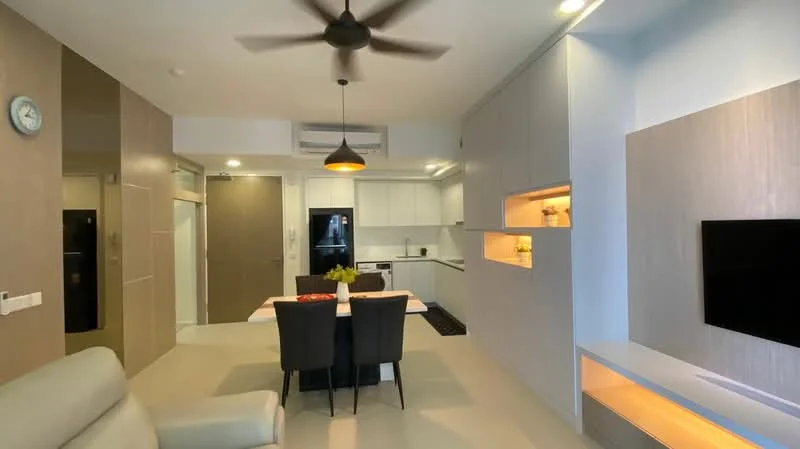 Living features: 5-blade ceiling fan with light, wall-mounted TV, light grey walls, white cabinetry, black refrigerator, built-in oven, stainless-steel sink, black countertop, dining table with 4 chairs, recessed lighting, open-plan layout, grey floor tiles; style: modern.