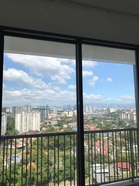 Room style: modern; view: city.