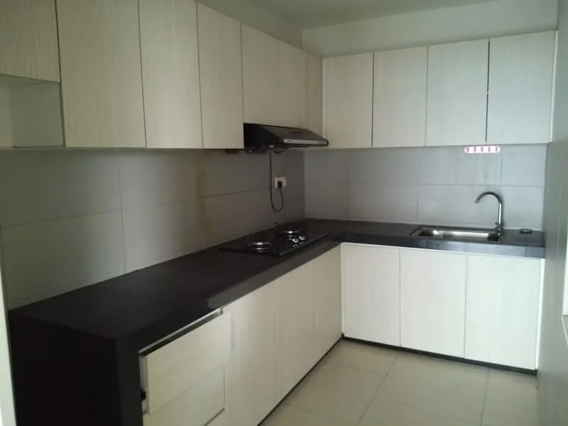 Kitchen features: white laminate cabinetry, black granite countertop, stainless-steel sink, chrome pull-down faucet, built-in gas hob, exhaust hood, grey tiled backsplash, cream tiled flooring, under-cabinet lighting; style: modern.