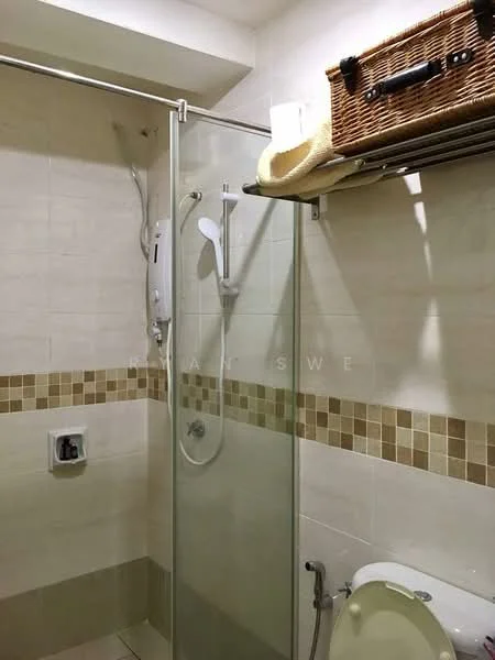 Bathroom features: glass shower enclosure, rain shower head, handheld shower, white tiled walls, beige tiled flooring, toilet, wall-mounted shower mixer, built-in shelf, woven storage basket; style: modern.
