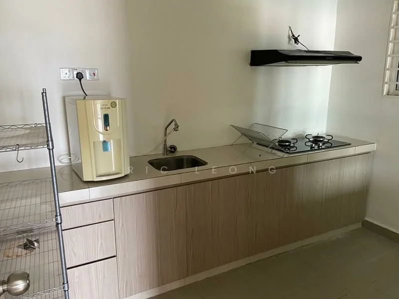 Kitchen features: single-bowl stainless-steel sink, chrome pull-down faucet, 2-burner gas hob, extraction hood, light wood cabinetry, countertop with light grey finish, water dispenser, open shelving unit, tile flooring; style: modern.