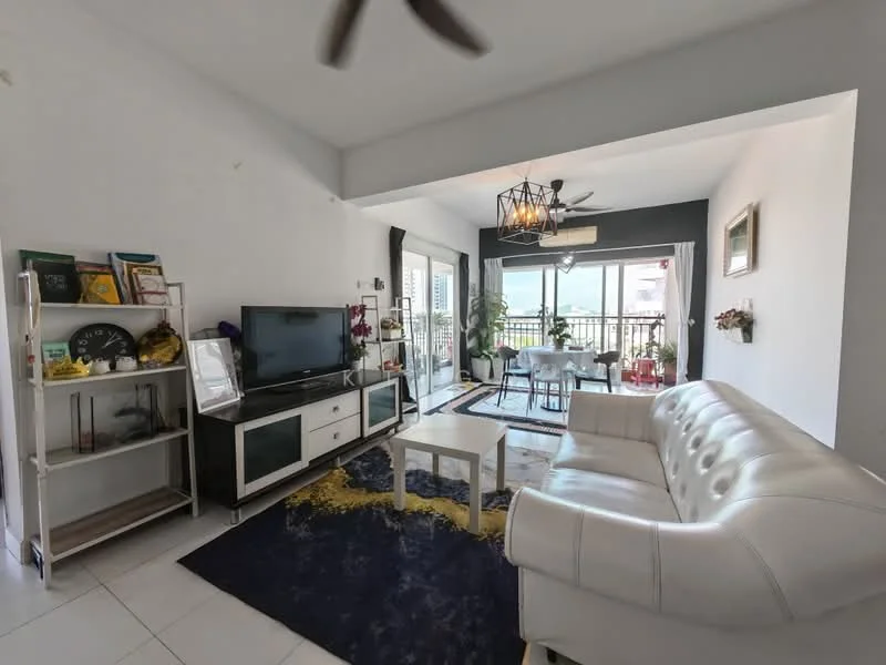 Living features: 3-seater white leather sofa, coffee table, TV console, wall-mounted TV, area rug with geometric pattern, ceiling fan with light, decorative wall shelf, framed artwork, sliding glass door, floor-to-ceiling windows, view of the sea, dining area with table and chairs; style: modern; view: sea.