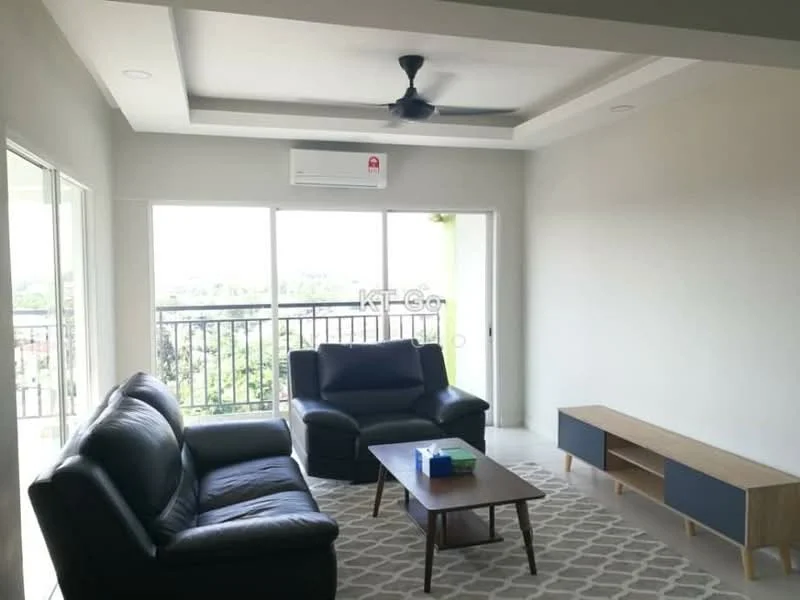 Living features: 3-seater leather sofa in black, 2-seater leather sofa in black, coffee table, TV console in light wood with grey drawers, 5-blade ceiling fan with integrated LED light, floor-to-ceiling windows, white painted walls, recessed ceiling with crown moulding, light-colored flooring, air conditioning unit on wall; style: modern; view: city.