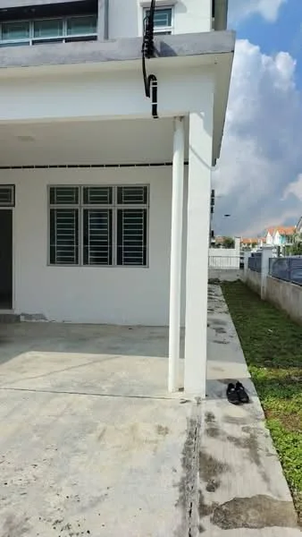 Exterior type: linked terrace house; features: white painted facade, flat roof, concrete flooring, manicured lawn, windows with metal grilles, side entrance, visible drainage pipe, outdoor space, surrounded by fencing; style: modern.