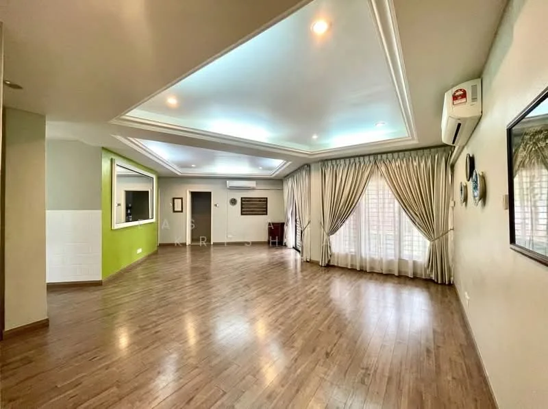 Living features: laminate flooring, tray ceiling with recessed lighting, 5-blade ceiling fan, large windows with sheer curtains, green accent wall, wall-mounted air conditioning unit, decorative mirrors, curtains, neutral wall color, open layout; style: modern.