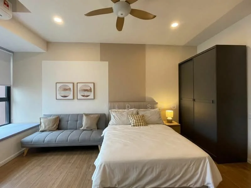 Bedroom features: queen-size bed with white bedding, upholstered headboard, 2 bedside lamps, sofa bed in grey fabric, wooden nightstand, built-in wardrobe in dark wood, ceiling fan with light, large window with natural light, wood laminate flooring, decorative wall art with two framed pictures, accent wall with beige and cream colors; style: modern.