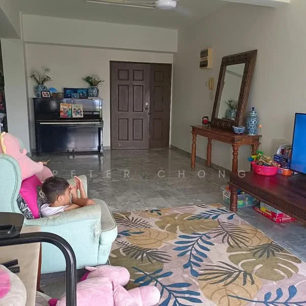 Living features: 3-seater fabric sofa in beige, armchair, coffee table, TV console, wall-mounted TV, decorative mirror, area rug with floral pattern, piano, ceiling fan, large window, decorative plants, wooden door, tile flooring; style: modern.