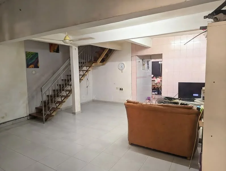 Living features: white painted walls, tile flooring, 5-blade ceiling fan, sofa in brown leather, staircase with metal railing, wall-mounted TV, decorative wall art, open layout, natural light from windows; style: modern.