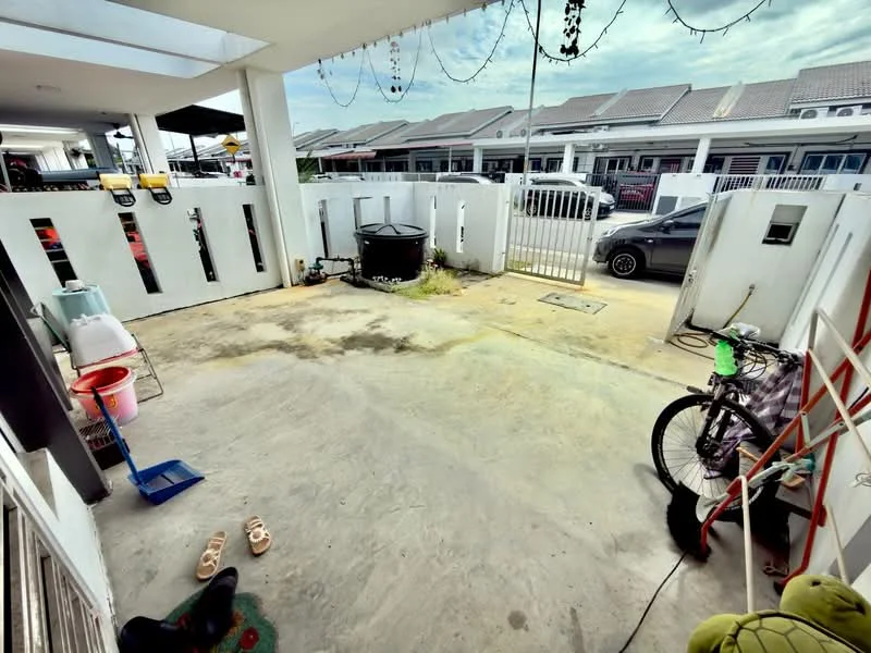 Exterior type: linked terrace house; features: concrete flooring, white painted walls, metal gate, fenced perimeter, car parking space, outdoor area with bicycle, garden hose, outdoor lighting, decorative string lights, manicured lawn, adjacent to residential units; style: modern.