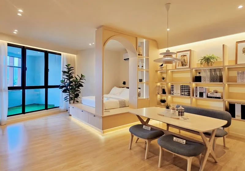 Living features: wooden flooring, white painted walls, recessed downlights, floor-to-ceiling windows, sliding glass door, built-in shelving unit, decorative plants, queen-size bed, dining table with 4 chairs, pendant lamp, air conditioning unit; style: modern; view: garden.