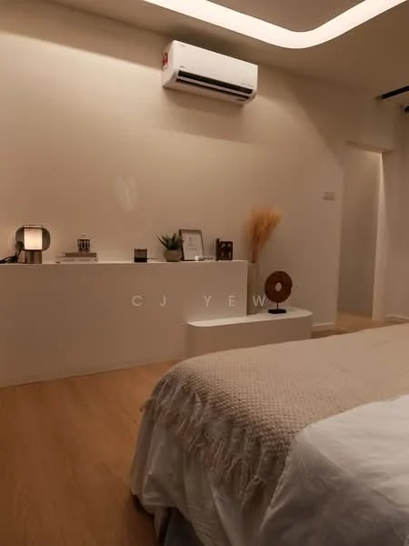 Bedroom features: wooden flooring, white painted walls, 1 wall-mounted split AC, bed with white bedding, decorative wall shelf, table lamp, decorative plant, dried floral arrangement, round decorative object, minimalist decor, recessed ceiling lighting, curtains, neutral color palette; style: modern.