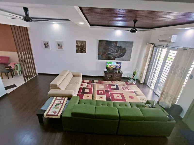 Living features: L-shape sectional sofa in green, 3-seater fabric sofa in beige, coffee table, area rug with geometric pattern, wall-mounted TV, TV console, ceiling fan, recessed downlights, wooden ceiling with beams, floor-to-ceiling windows with sheer curtains, decorative wall art, plant in ceramic pot; style: modern.