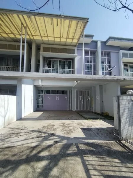 Exterior type: linked terrace house; features: white painted facade, purple accent wall, flat roof, covered car porch, gravel driveway, metal gate, sliding glass doors, louvered windows, manicured lawn, surrounded by low fencing; style: modern.