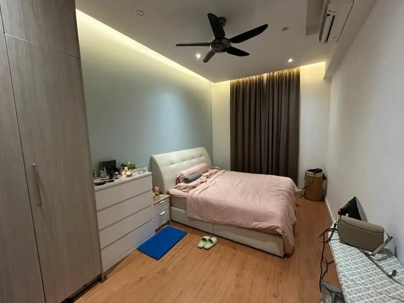 Bedroom features: king-size bed with upholstered headboard, light pink bedding, 2 bedside lamps, built-in wardrobe with sliding doors, wooden flooring, ceiling fan with 5 blades, recessed LED lighting, floor-to-ceiling curtains in dark brown, decorative wall with light blue paint; style: modern.