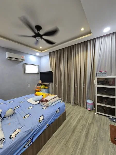 Bedroom features: king-size bed with blue bedding, 5-blade ceiling fan with integrated LED light, wall-mounted air conditioning unit, wooden flooring, curtains in beige, wall-mounted TV, nightstand, plastic storage bin, open shelving unit, decorative items on shelves; style: modern.