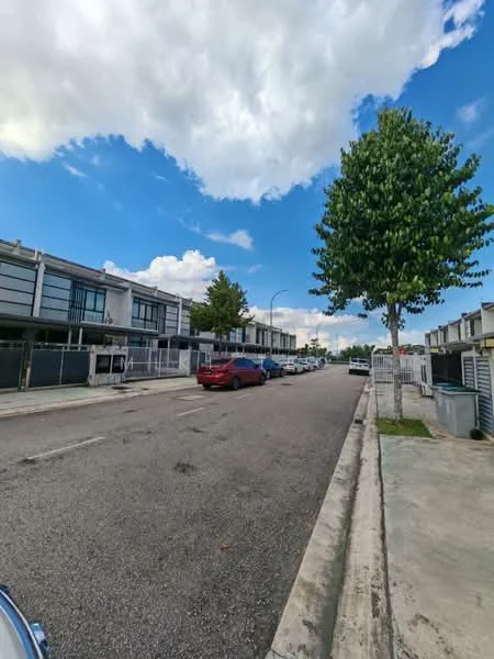 Exterior type: linked terrace house; features: two-storey linked terrace houses, glass curtain wall, manicured lawn, mature trees, paved walkway, street with parked cars, clear blue sky, clouds; style: modern.