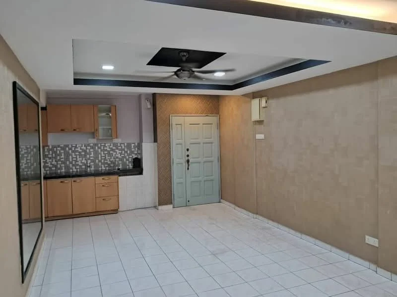 Living features: white tiled flooring, cream painted walls, tray ceiling with recessed lighting, 5-blade ceiling fan, mirror on wall, light grey door, kitchenette with wooden cabinets, black countertop, mosaic tile backsplash; style: modern.