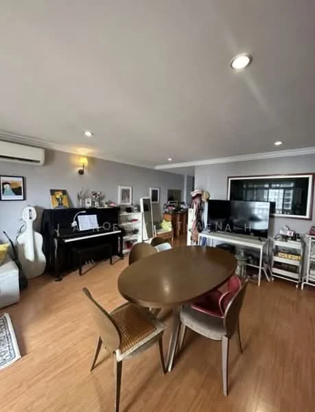Living features: wooden flooring, recessed downlights, wall-mounted split AC, sofa in white fabric, piano, round dining table, 4 dining chairs, TV console, wall-mounted TV, decorative artwork, shelves with decorative items, large window with city view; style: modern; view: city.