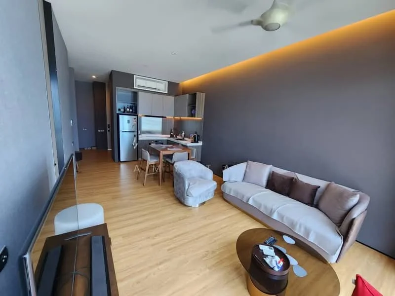 Living features: light wood flooring, grey painted walls, sofa with beige upholstery, coffee table, TV console, wall-mounted TV, ceiling fan, recessed LED lighting, open kitchen layout, bar stools, stainless-steel fridge, built-in oven, microwave, kitchen cabinetry; style: modern.
