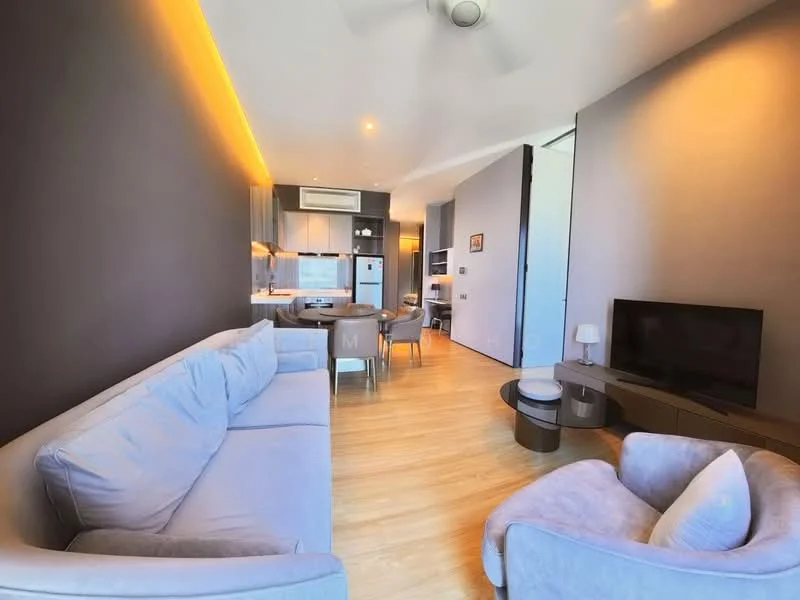 Living features: light grey fabric sofa, wooden coffee table, wall-mounted TV, TV console, recessed LED downlights, ceiling fan, laminate flooring, grey accent wall, open-plan layout with kitchen, dining area with round table, kitchen with stainless-steel fridge; style: modern.