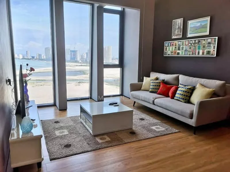 Living features: 3-seater fabric sofa in light grey, colorful throw pillows, coffee table with white finish, area rug with geometric pattern, wall-mounted TV, floor-to-ceiling windows, view of city skyline, wooden flooring, decorative wall art, side table with decorative items; style: modern; view: city.