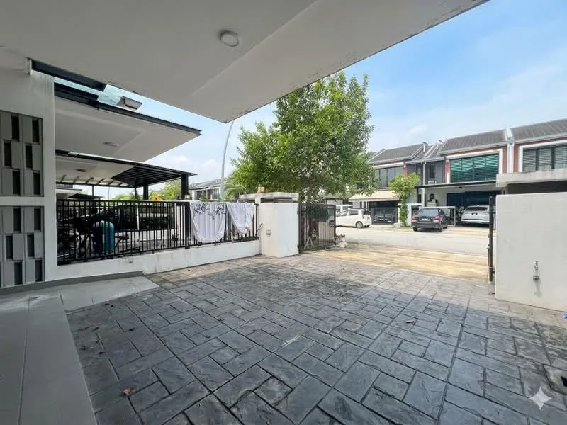 Exterior type: linked terrace house; features: stamped concrete driveway, manicured landscaping, mature tree, fenced perimeter, covered porch area, visible neighboring houses, outdoor laundry area, parking space for multiple vehicles; style: modern.