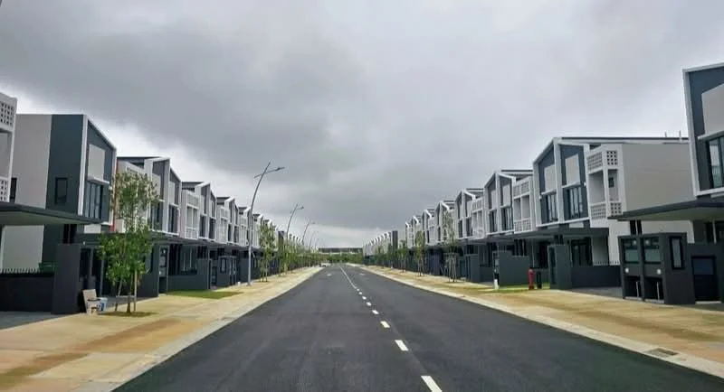 Exterior type: linked terrace house; features: two-storey linked terrace houses, grey and white painted facade, flat roof, manicured landscaping, paved walkway, street lighting, wide asphalt road, surrounded by greenery; style: modern.