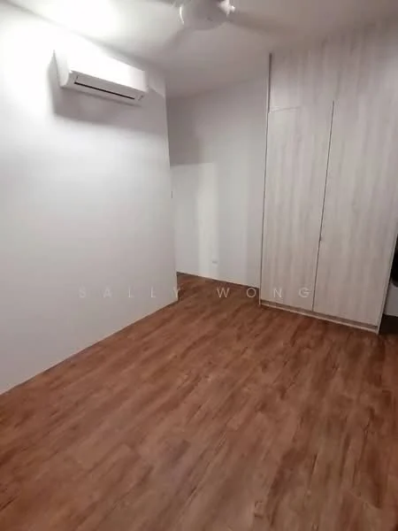 Room features: wooden flooring, white painted walls, 1 wall-mounted split AC, built-in wardrobe with sliding doors, ceiling fan; style: modern.