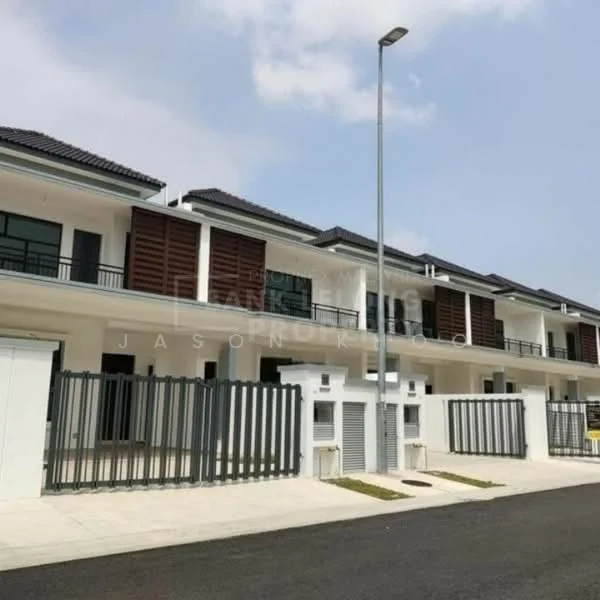 Exterior type: linked terrace house; features: white painted facade, horizontal wooden slats on upper floors, flat roof, two-storey structure, manicured lawn, paved walkway, fenced perimeter, streetlight, balconies on upper floors, driveway, modern architectural design; style: modern.