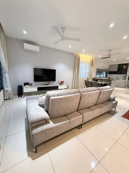 Living features: 3-seater fabric sofa in light grey, wall-mounted TV, TV console, recessed LED downlights, ceiling fan, white walls, large windows with sheer curtains, glossy tile flooring, decorative area rug; style: modern.