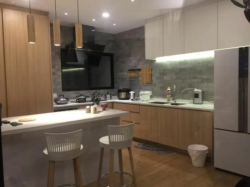 Kitchen features: white quartz countertop, wood cabinetry, grey tiled backsplash, stainless-steel sink, chrome pull-down faucet, built-in oven, 4-burner gas hob, stainless-steel range hood, refrigerator, pendant lighting, bar stools, wooden flooring, wall-mounted TV; style: modern.