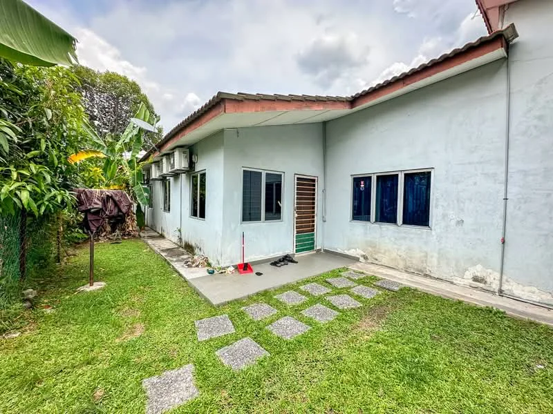 Exterior type: detached bungalow; features: green lawn, stepping stone pathway, concrete patio, air conditioning units on wall, sliding glass door, windows with blue frames, exterior wall with light grey paint, gutter along the roof edge, clothesline, surrounding greenery; style: modern.