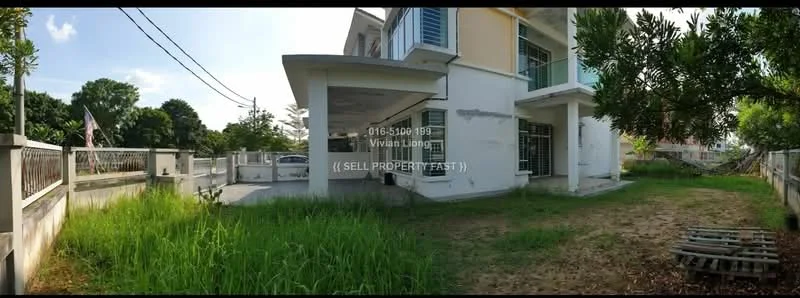 Exterior type: detached bungalow; features: white painted facade, flat roof, manicured lawn, mature trees, paved walkway, fenced perimeter, driveway, adjacent to quiet residential street; style: modern.