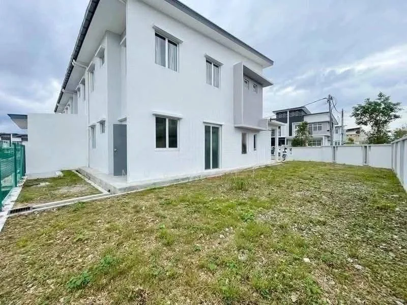 Exterior type: linked terrace house; features: white painted facade, flat roof, ground-level garden area, fenced perimeter, sliding glass door, multiple windows, concrete pathway, manicured lawn, adjacent neighboring houses; style: modern.