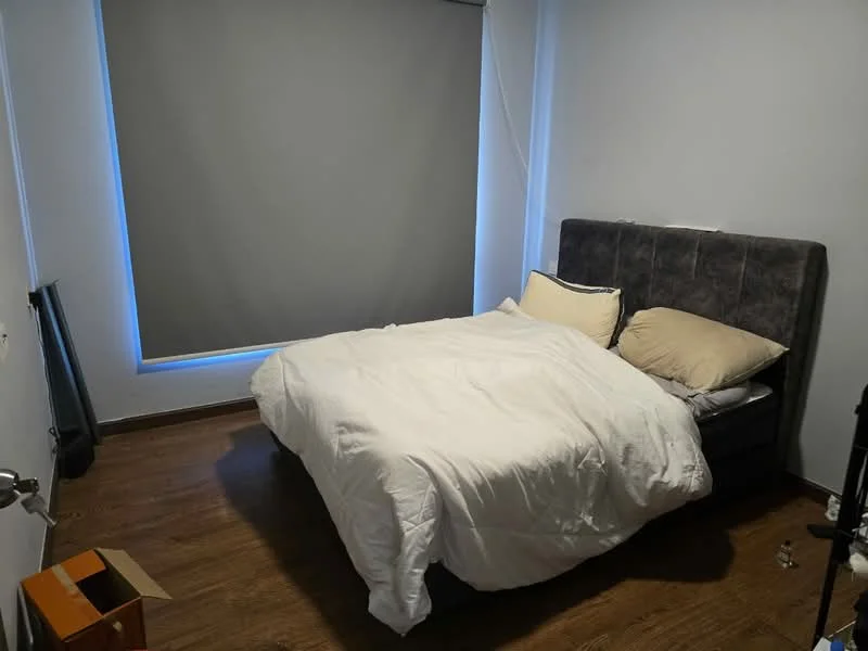 Bedroom features: queen-size bed with grey upholstered headboard, white bedding, two pillows, wooden flooring, grey roller blinds, one bedside table, decorative wall, minimalist decor; style: modern.