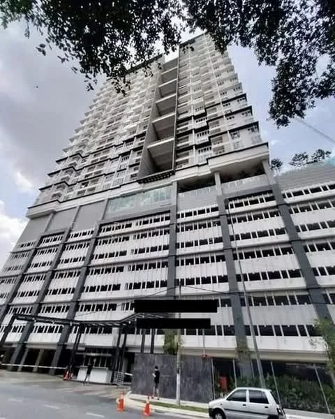 Exterior type: high-rise condominium; features: glass curtain wall, exposed concrete facade, recessed balconies, projecting balconies, approximately 20-storey high-rise, manicured landscaping, covered parking, double-volume main lobby, modern architectural design; style: modern.