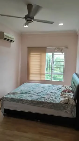 Bedroom features: queen-size bed, upholstered headboard, wooden flooring, 1 wall-mounted split AC, ceiling fan, window with blinds, light-colored painted walls, decorative throw pillows; style: modern; view: garden.