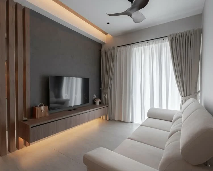 Living features: light grey painted walls, white ceiling, 3-seater fabric sofa in beige, wooden TV console with integrated lighting, wall-mounted flat-screen TV, floor-to-ceiling windows with sheer curtains, light-colored flooring, ceiling fan with 3 blades; style: modern.
