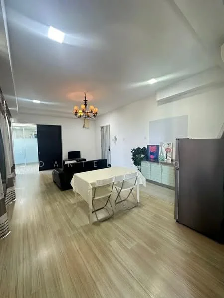 Living features: laminate flooring, white painted walls, chandelier, sofa in black, dining table with folding chairs, TV console, refrigerator in stainless steel, open layout, large windows, light fixtures, decorative wall art; style: modern.