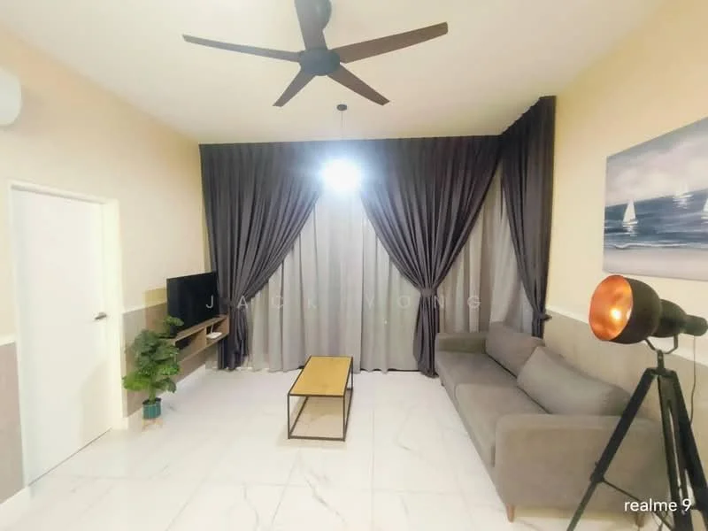 Living features: 3-seater fabric sofa in grey, coffee table with black frame, wall-mounted TV, floor lamp with spotlight, 5-blade ceiling fan, curtains in dark grey, white walls, marble tile flooring, decorative plant in ceramic pot; style: modern.