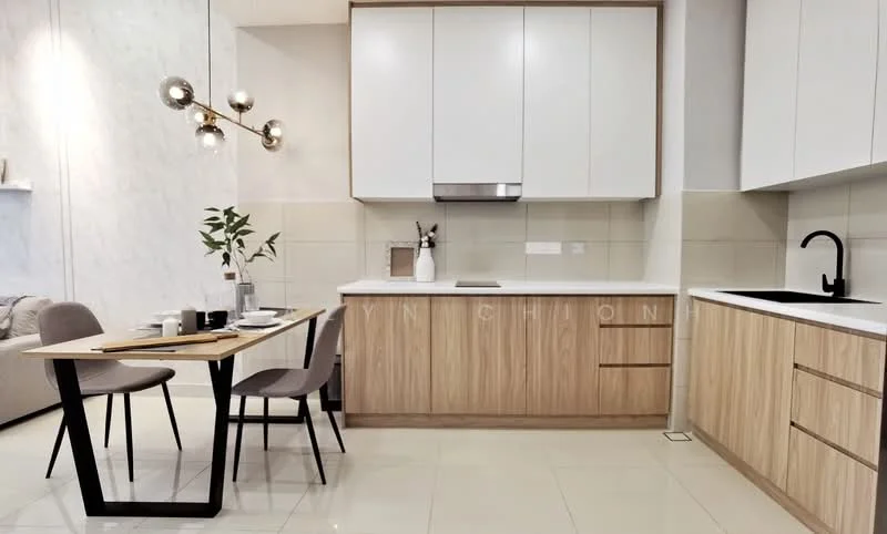 Kitchen features: white upper cabinets, wood lower cabinets, quartz countertop, single-bowl black sink, matte-black gooseneck faucet, built-in oven, 4-burner gas hob, pendant lighting, dining table with black legs, 2 dining chairs, ceramic tile flooring, neutral wall color, decorative plant; style: modern.